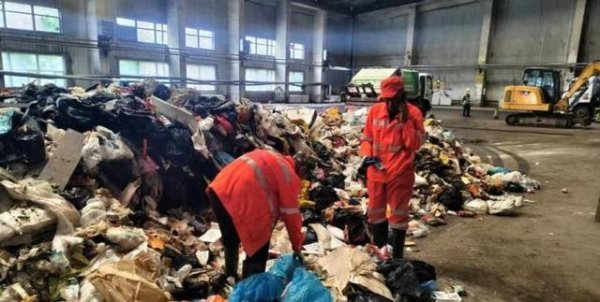 汇巨福配资 环卫工翻8吨垃圾找手表引质疑 当地官媒已删除报道